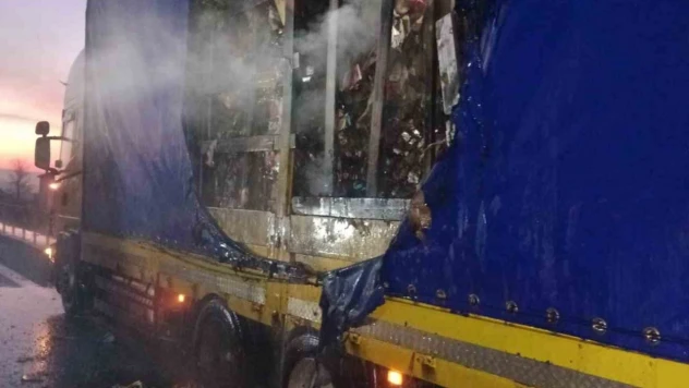 Bolu'da Kuruyemiş Yüklü Dorse Yandı