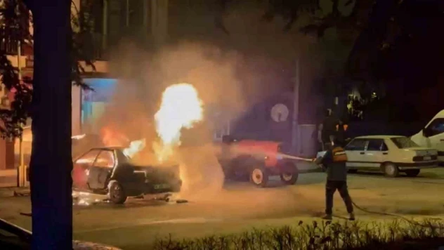 Bolu'da Park Halindeki Otomobil Alev Alev Yandı