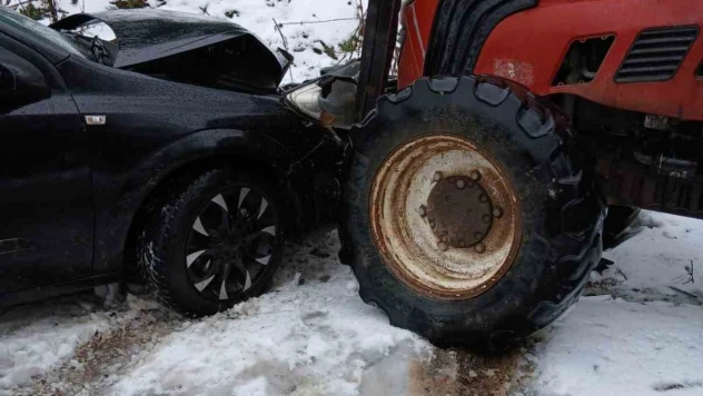 Bolu'da Traktör İle Otomobil Kafa Kafaya Çarpıştı: 1 Yaralı