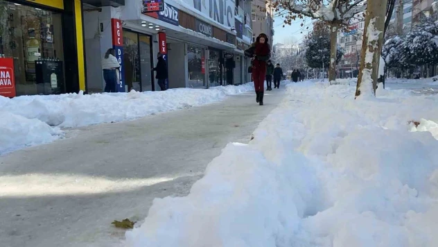 Bolu'da Yollar Buz Tuttu