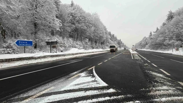 Bolu Dağı Geçişinde Kar Yağışı Etkili Oluyor