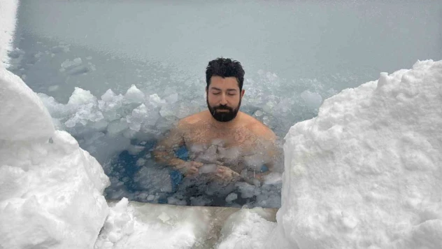 Buz Tutan Havuza Girdi!