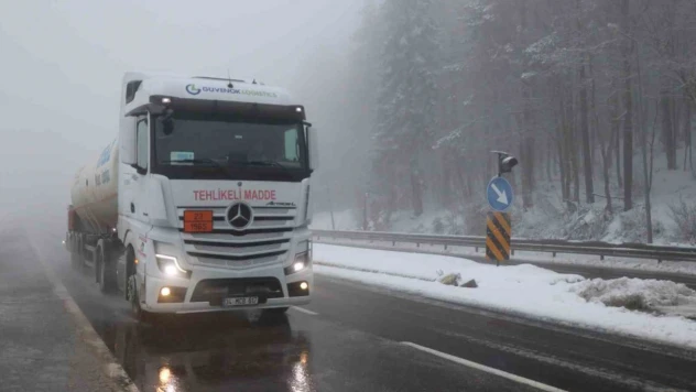 Bolu Dağı'nda Sis Ve Hafif Kar Yağışı Etkili Oluyor