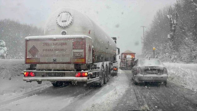 2 Tır Yolu Kapattı