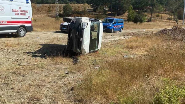 Virajı Alamayan Araç Yan Yattı: 2 Yaralı