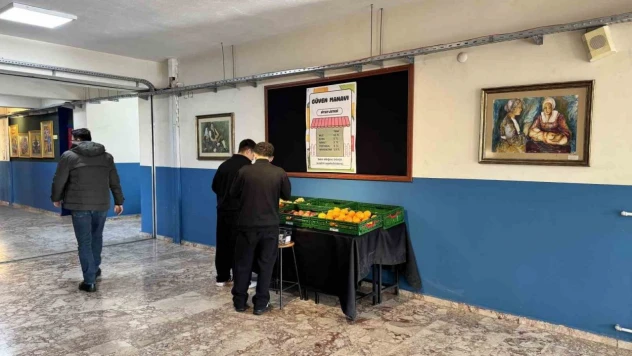 Bu Okulda Manav Var, Görevli Yok