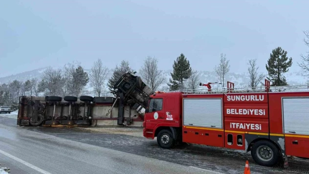 Buzlanan Yolda Kayan Tır Devrildi: 1 Yaralı