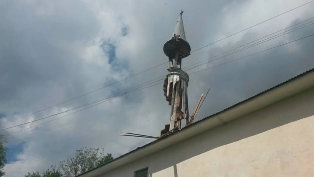 Cami minaresine yıldırım düştü