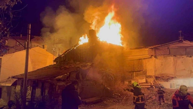 İki Ev Alevlere Teslim Oldu