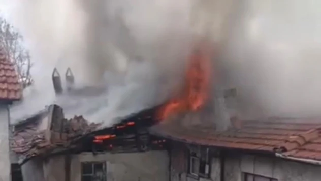 Çankırı'da Evin Çatısı Alevlere Teslim Oldu