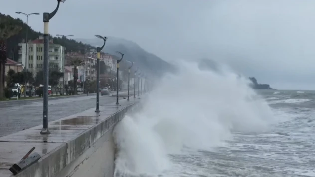 Çatalzeytin'de Dev Dalgalar Sahil Şeridini Dövdü