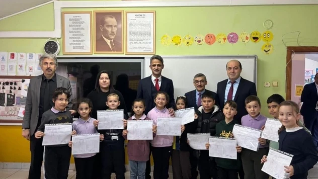 Çaycuma'da Öğrenciler Karnelerini Kaymakam Kaya'nın Elinden Aldı