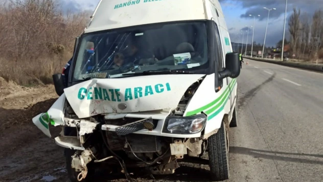 Cenaze Aracıyla Çarpıştı!