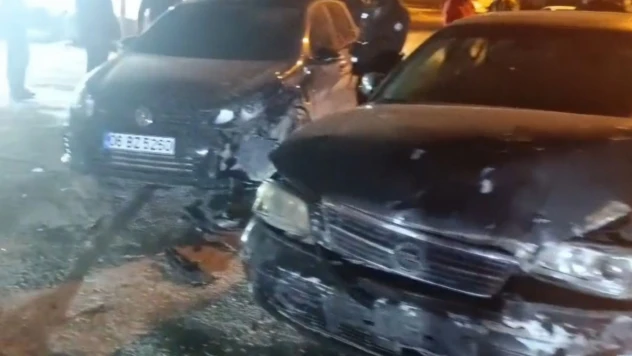 Çevirmeden Kaçan Araç Kaza Yaptı