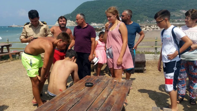 Cide'de iki genç, boğulma tehlikesi geçirdi