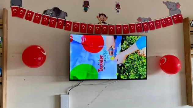 Çocuklar Evlerini Bayraklarla Donattılar