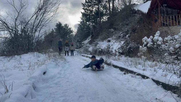 Çocuklar Karın Tadını Poşetlerle Kayarak Çıkardı