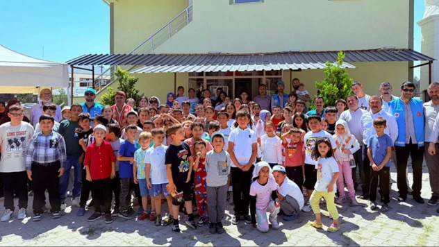 Çocuklar Minare Gölgesinde Buluştu