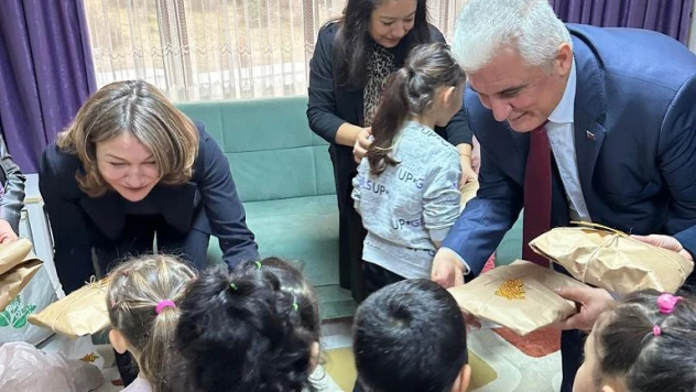 Çocuklara atkı ve bere dağıtıldı