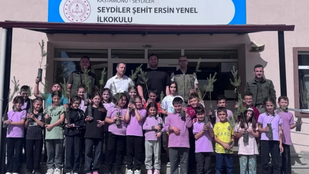 Çocuklara Karaçam Fidanları Dağıtıldı