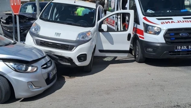 Çorum'da 3 Araç Kavşakta Çarpıştı: 2 Yaralı