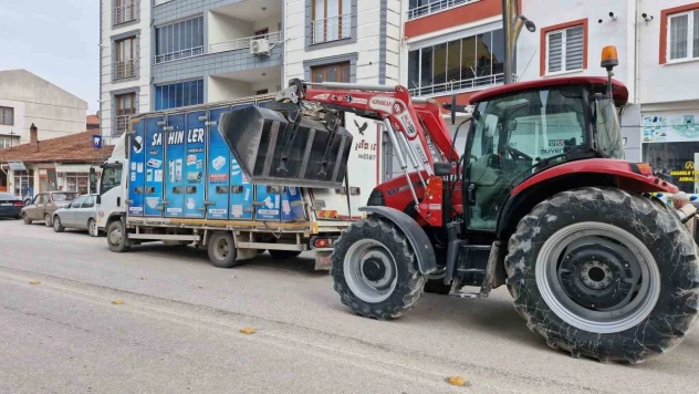Çorum'da Traktör Kepçe Kamyonete Çarptı!