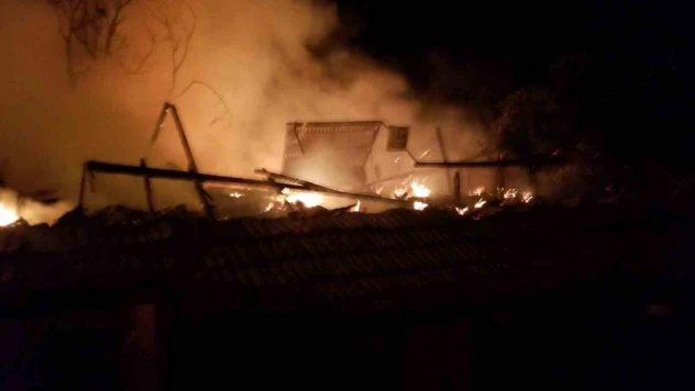 Çorum'da Çıkan Yangında 2 Ev, 2 Garaj Ve 1 Ahır Kül Oldu