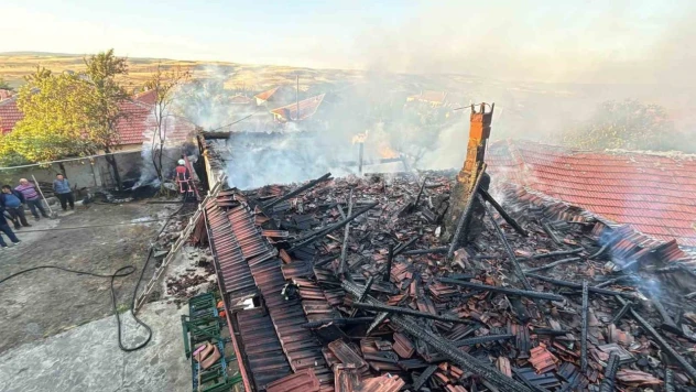 Çorum'da Çıkan Yangında Garaj, Tandırlık Ve Depo Zarar Gördü