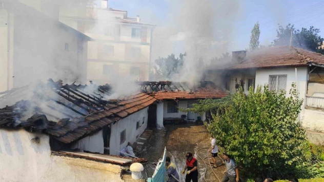 Çorum'da Ev Yangını: 1 Kişi Dumandan Etkilendi
