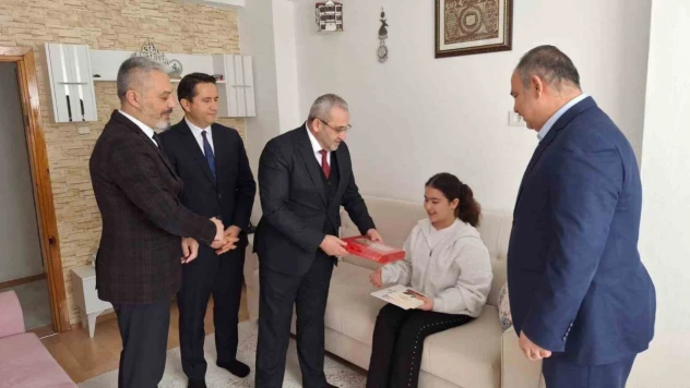 Evde Eğitim Gören Öğrencinin Karnesini Milli Eğitim Müdürü Verdi