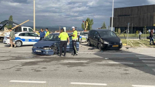 Çorum'da İki Otomobil Çarpıştı: 3 Yaralı