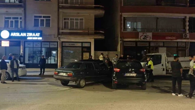 Çorum'da 2 Otomobil Çarpıştı: 1 Yaralı