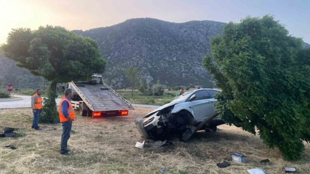 Çorum'da İki Otomobil Çarpıştı: Yaralılar Var