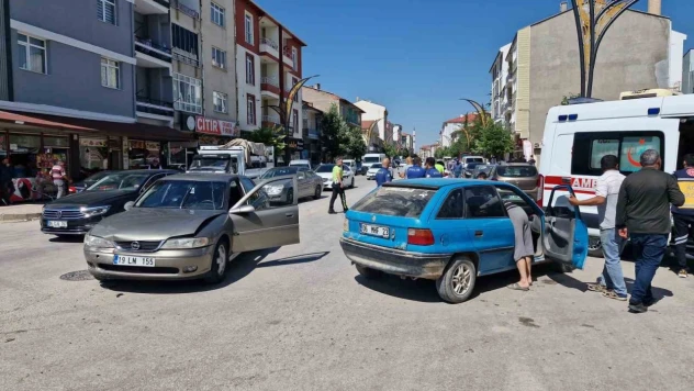 Çorum'da 2 Otomobil Çarpıştı: 3 Yaralı