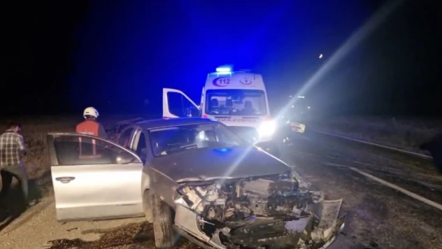 2 Otomobil Kafa Kafaya Çarpıştı: 4 Yaralı