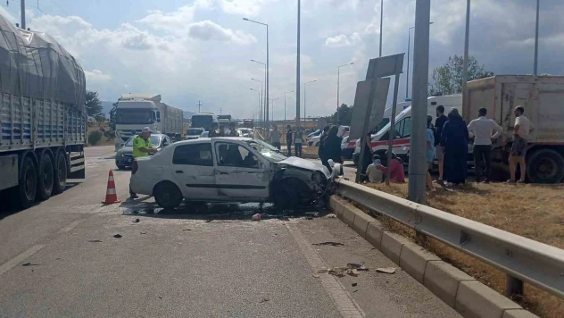 Çorum'da Kamyon İle Otomobil Çarpıştı: 4 Yaralı