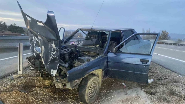 Çorum'da Otomobil Bariyere Çarptı: 2 Yaralı