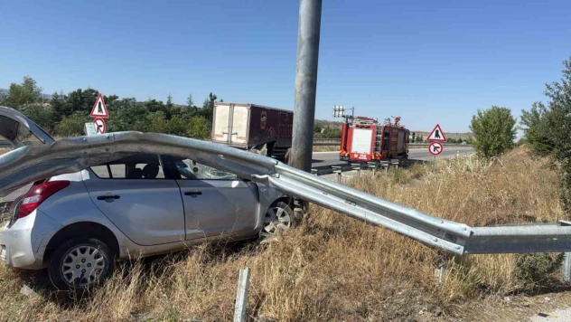 Çorum'da Otomobil Bariyerlere Girdi: 1 Yaralı