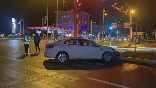 Çorum'da Otomobil Refüje Çarptı