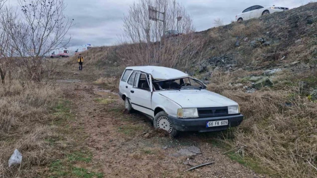Çorum'da Tofaş Şarampole Uçtu: 3 Yaralı