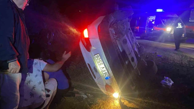 Çorum'da Virajı Alamayan Otomobil Devrildi: 5 Yaralı