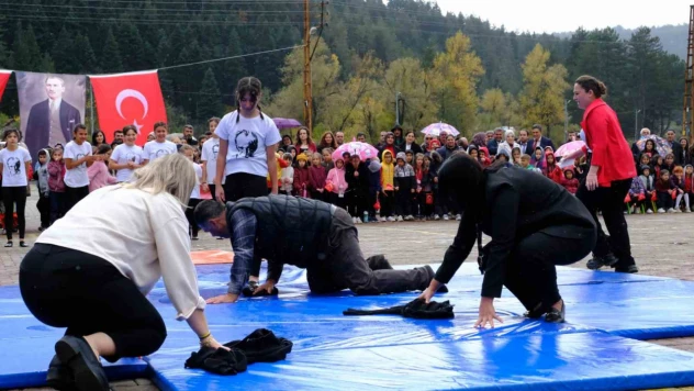 Kızı Gösteri Yapabilsin Diye Atkısıyla Minderleri Kuruttu