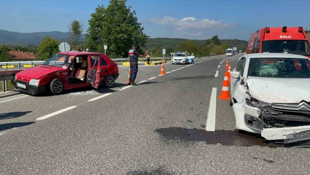 D-100'de İki Otomobil Çarpıştı: 1 Yaralı