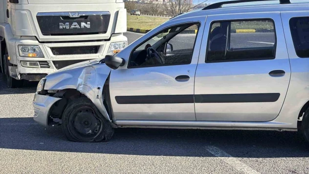 D-100'de Tırın Önüne Kattığı Araç Hasar Aldı