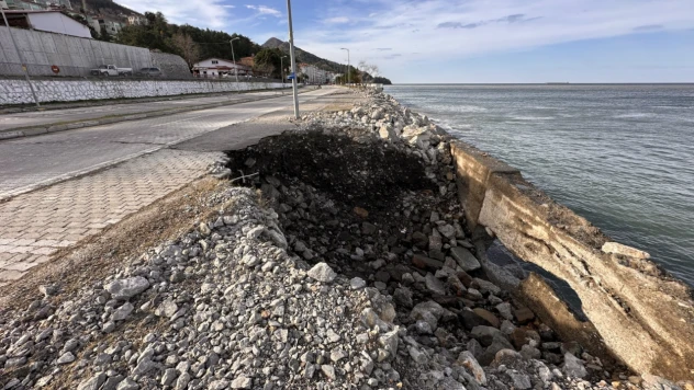 Dalgalar Sahil Yolunu Ve Evleri Tehdit Ediyor