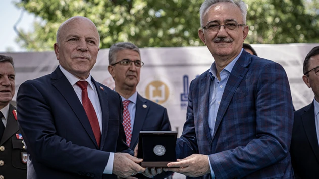 Darphane, Erzurum'daki Ulu Cami İçin Hatıra Parası Bastı