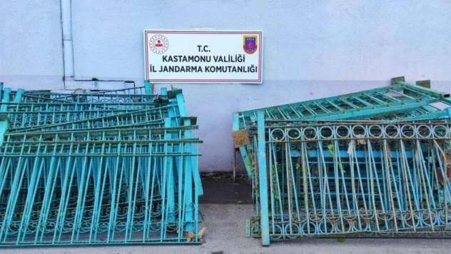 Demir korkulukları çalanlar yakalandı