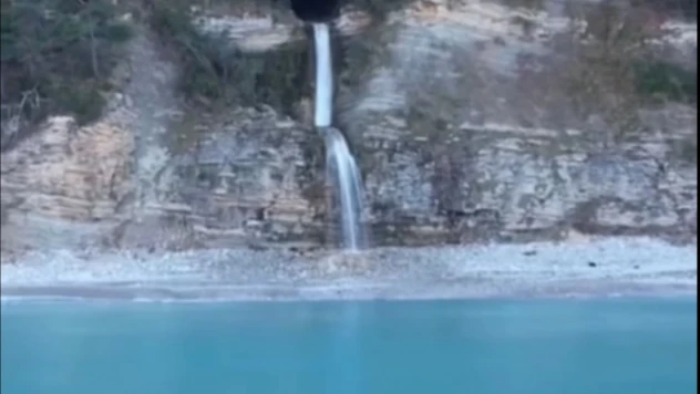 Denize Dökülen Şelale Hayran Bırakıyor