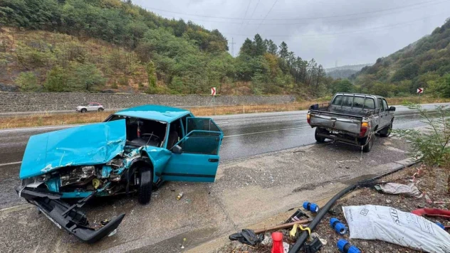 Otomobil Hurdaya Döndü: 2 Yaralı