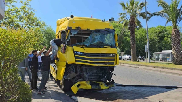 Kontrolden Çıkan Tır Devrildi: 1 Yaralı